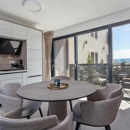 Grey House Daire Bol